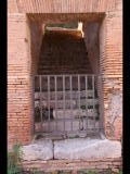 01568 ostia - regio ii - insula vi - caseggiato delle fornaci (ii,vi,7) - treppe re von raum (10) - gesehen von der via della fontana - 01-2024.jpg